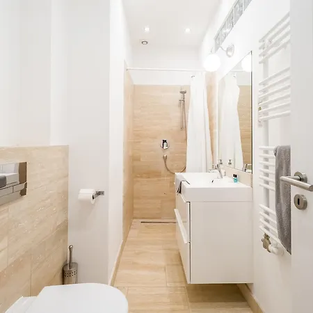 The Lion's Loft - 4br & 3ba - Terrace - Ac * Budapest