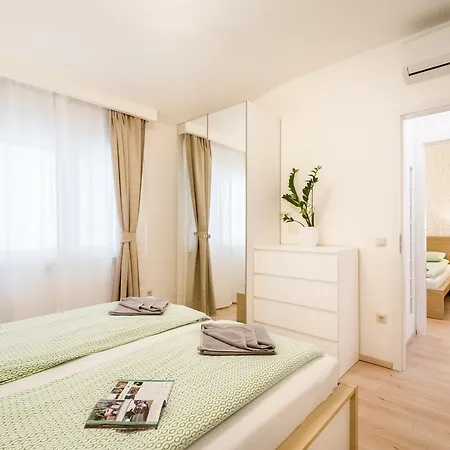 The Lion's Loft - 4br & 3ba - Terrace - Ac Lägenhet *