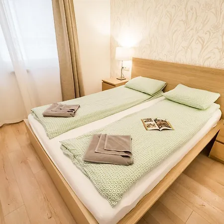 The Lion's Loft - 4br & 3ba - Terrace - Ac * Budapest
